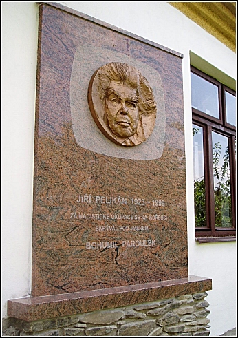 pam�tn� deska na budov� m�stn�ho ��adu v Ko�enci (s ��st� textu)