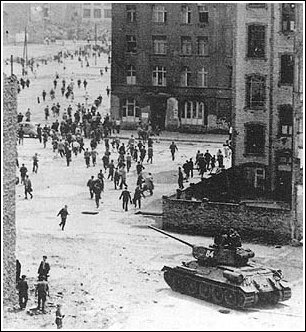 Sov�tsk� tanky nah�n�j� hladov� demonstranty v Berl�n�