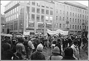 demonstranti se sch�zej� na V�clavsk�m n�m�st�