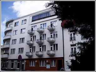 d�m, kde byli zat�eni